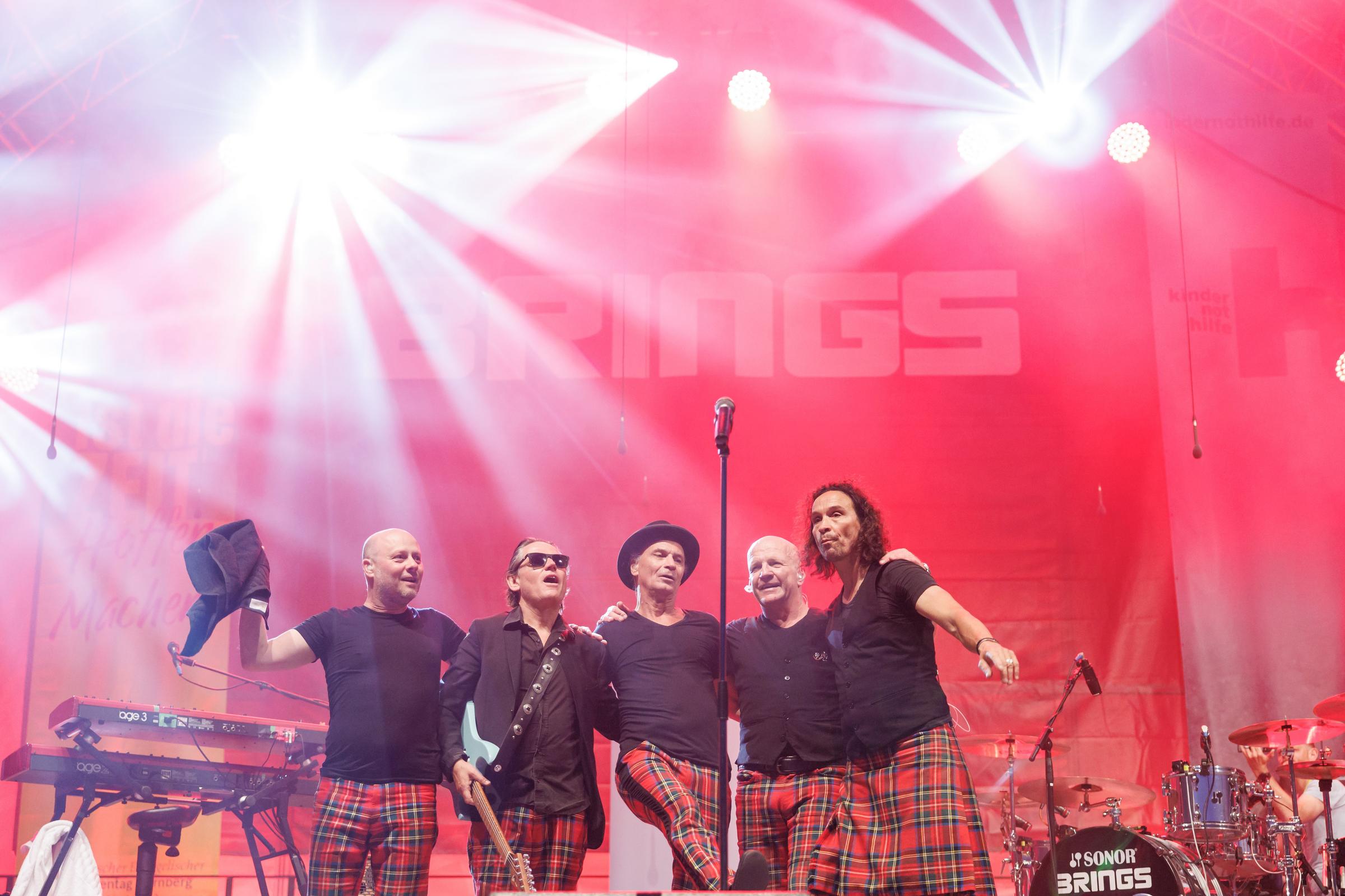 Brings performt auf einer Bühne