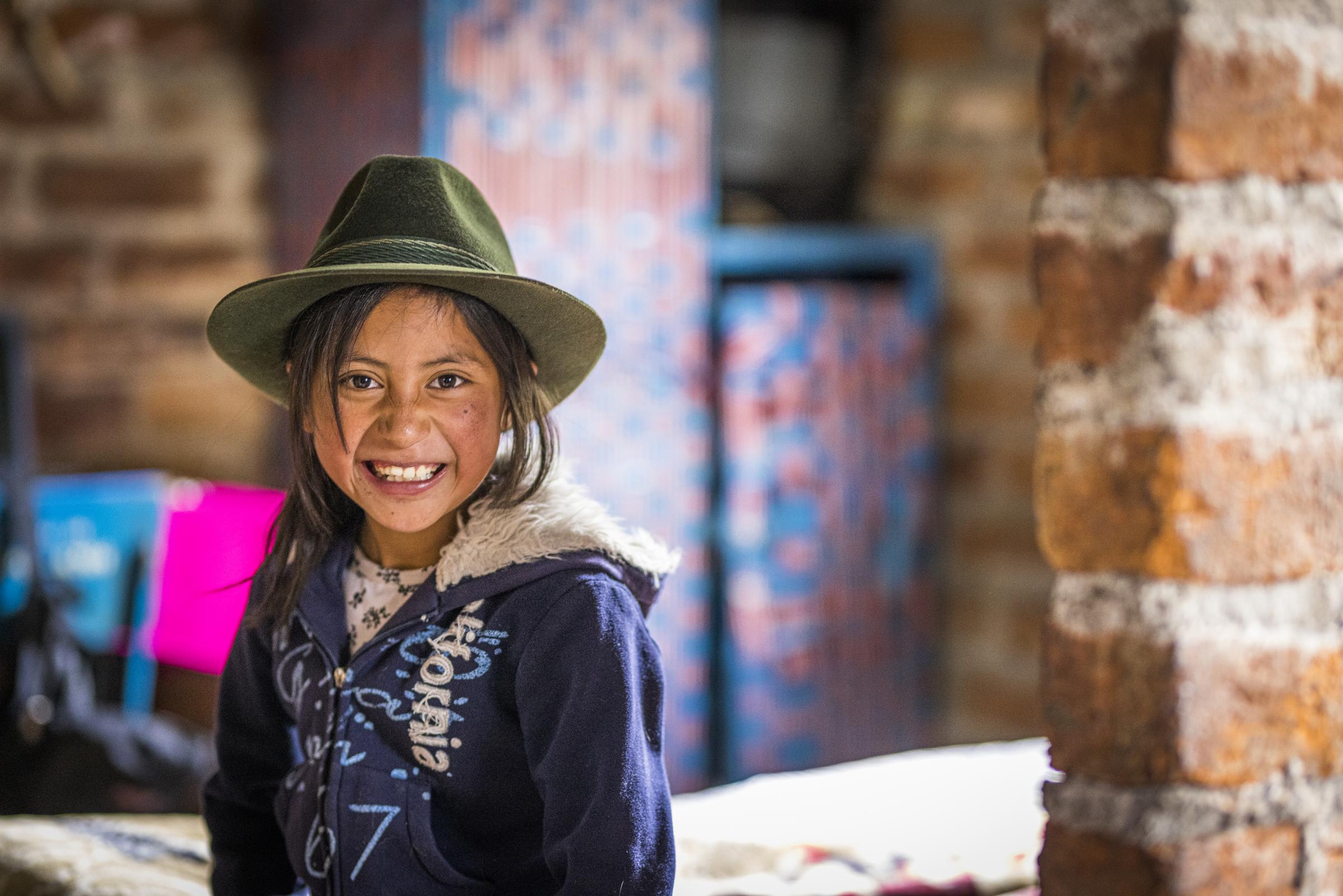 Rubi aus Ecuador lacht in die Kamera (Quelle: Kindernothilfe)