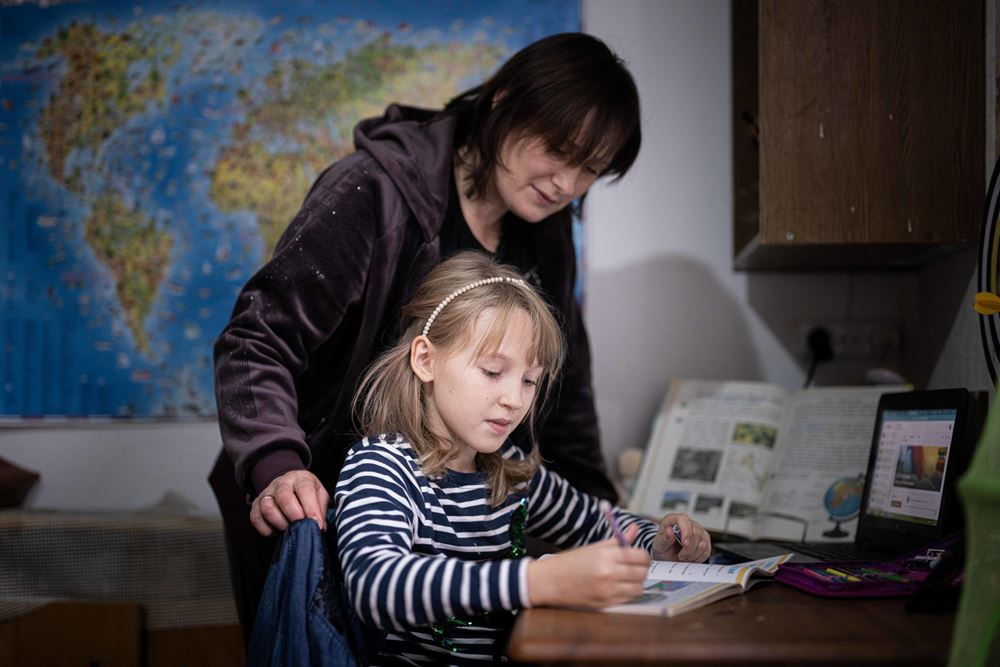 Mädchen im Homeschooling, Mutter im Hintergrund (Foto: Jakob Studnar / Kindernothilfe) Mädchen im Homeschooling, Mutter im Hintergrund (Foto: Jakob Studnar / Kindernothilfe)