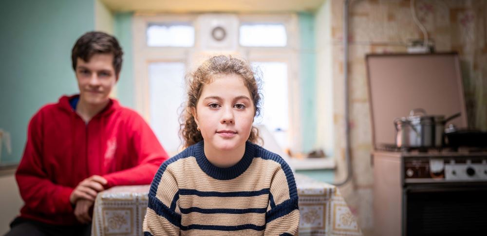 Mädchen blickt im Vordergrund in die Kamera, Junge im Hintergrund unscharf (Foto: Jakob Studnar / Kindernothilfe) Mädchen blickt im Vordergrund in die Kamera, Junge im Hintergrund unscharf (Foto: Jakob Studnar / Kindernothilfe)