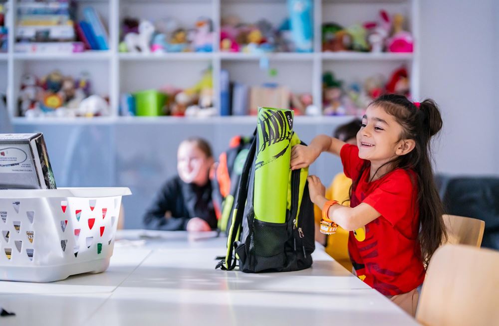 Die Freude über eine eigene Schultasche ist groß (Foto: Jakob Studnar / Kindernothilfe) Die Freude über eine eigene Schultasche ist groß (Foto: Jakob Studnar / Kindernothilfe)