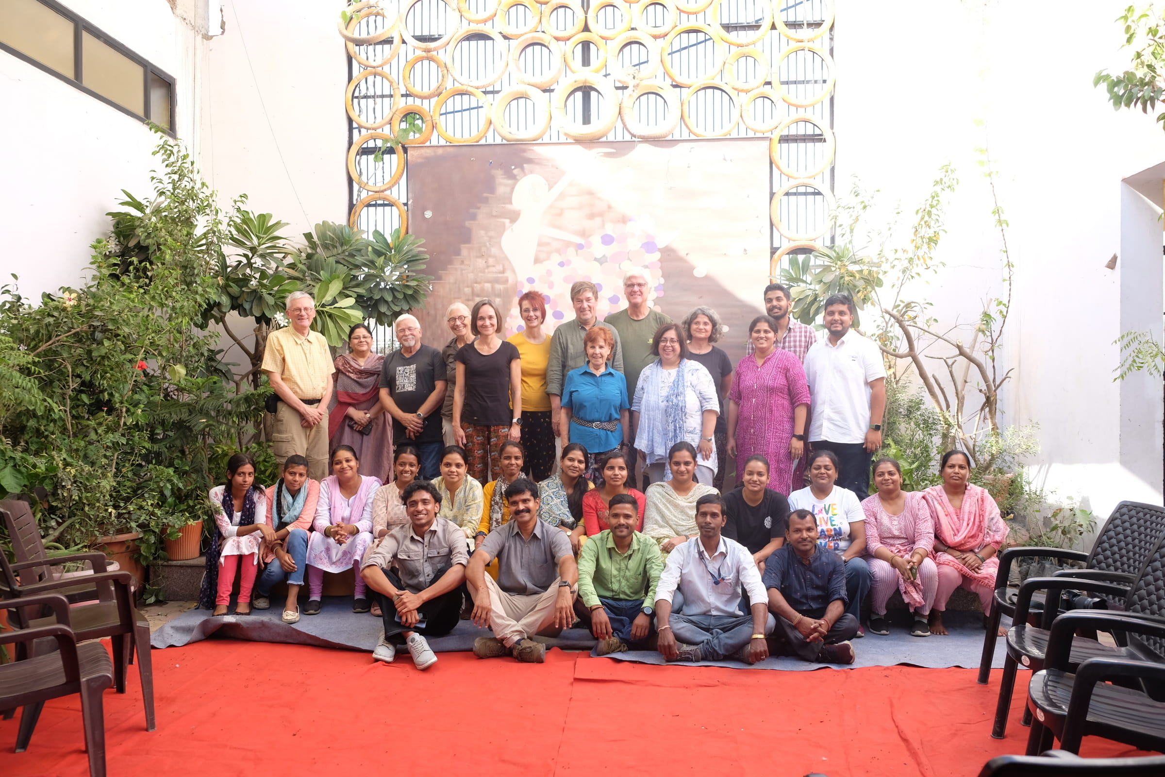 Gruppenbild der Multiplikatoren mit Mitarbeitenden in Delhi (Quelle: privat)