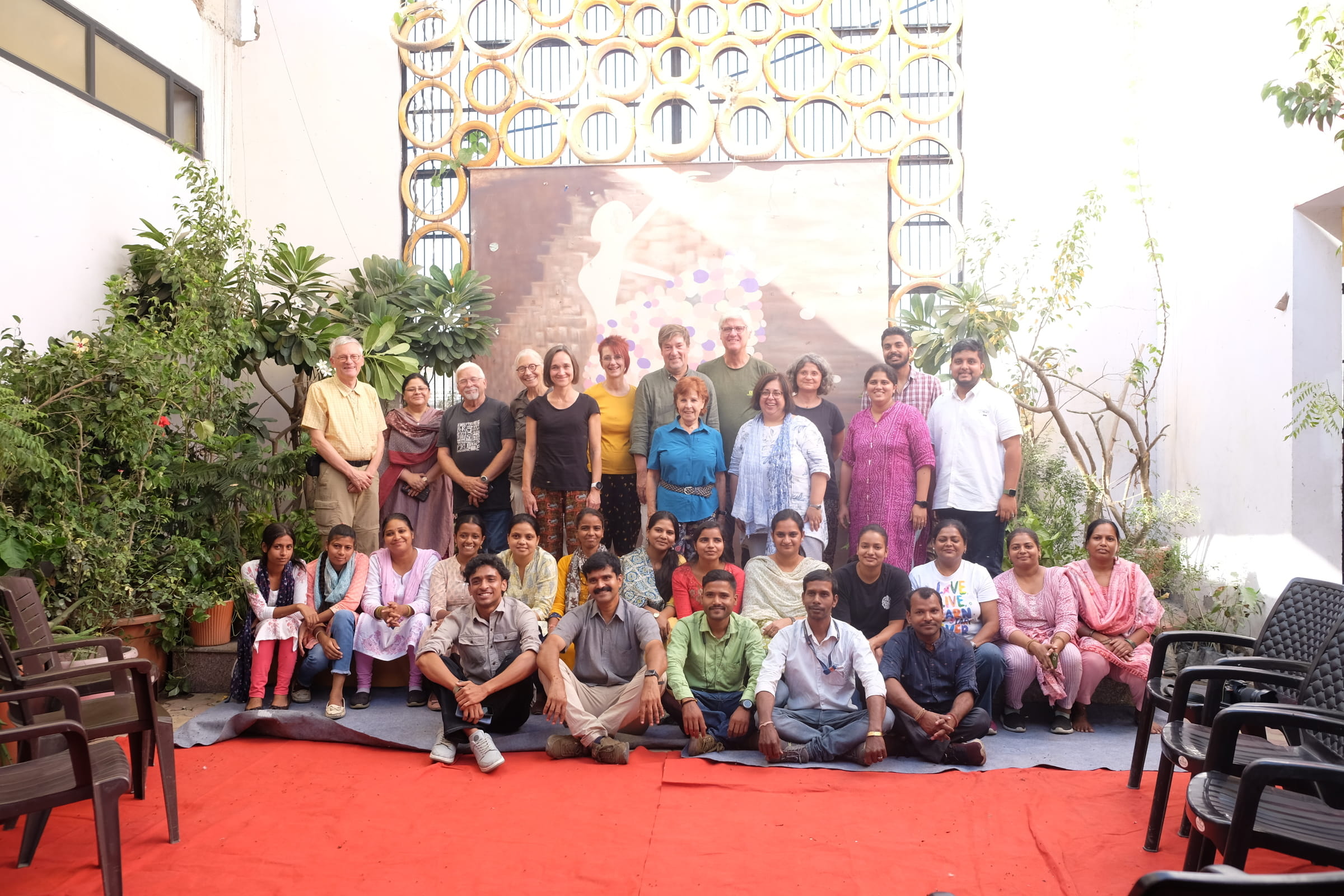 Gruppenbild der Multiplikatoren mit Mitarbeitenden in Delhi (Quelle: privat) Gruppenbild der Multiplikatoren mit Mitarbeitenden in Delhi (Quelle: privat)