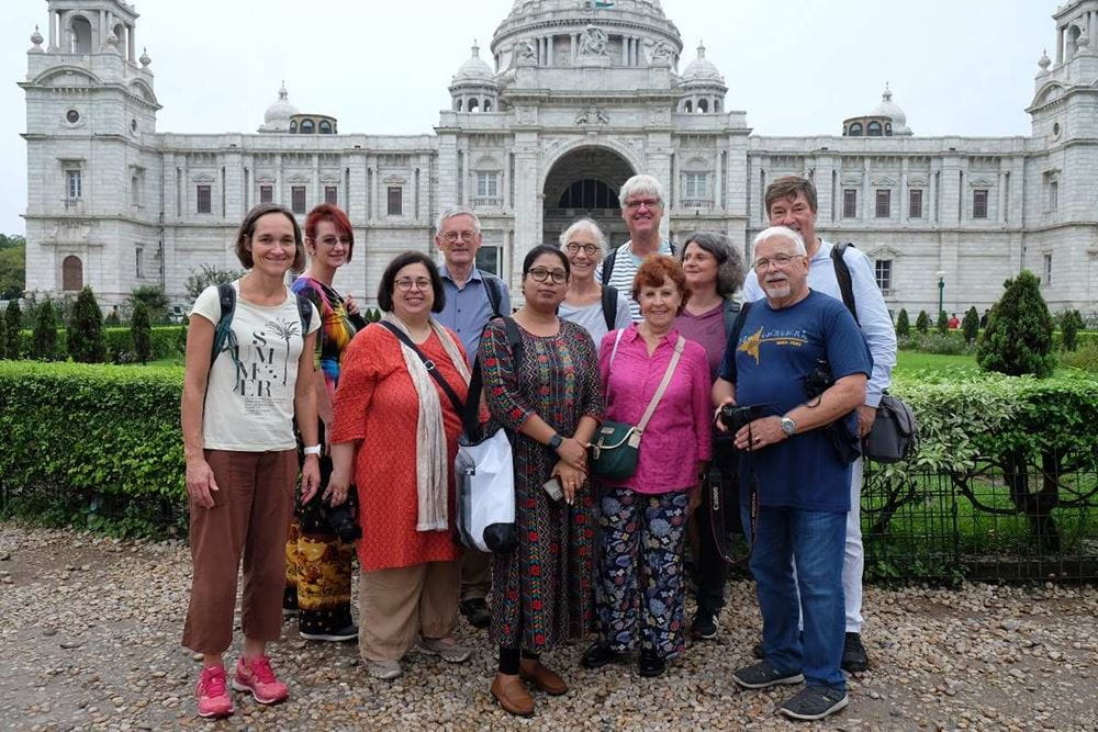Eine Gruppe Touristen vor einem Gebäude in Kalkutta (Quelle: privat) Eine Gruppe Touristen vor einem Gebäude in Kalkutta (Quelle: privat)