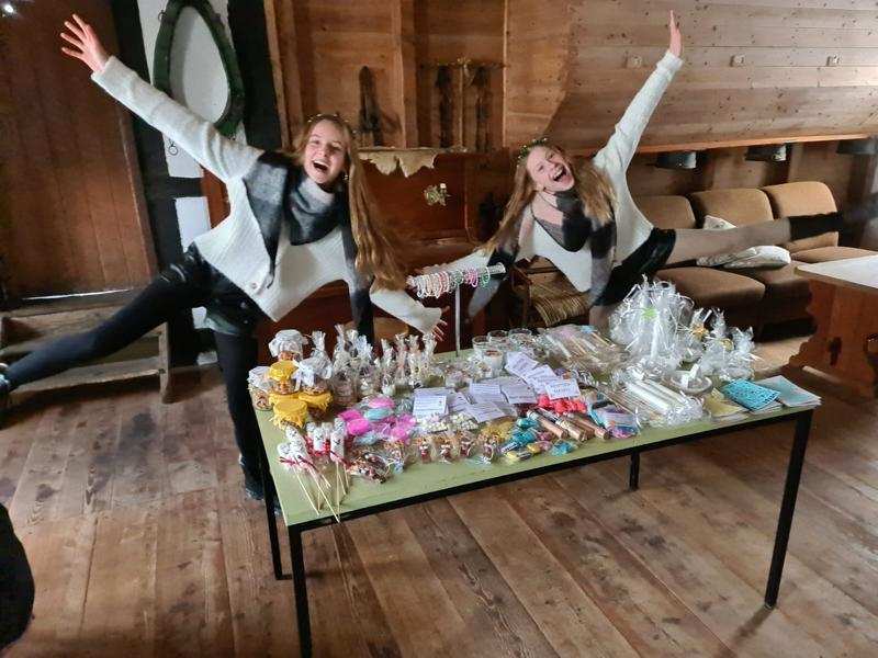 Zwei Mädchen stehen mit ausgebreiteten Armen hinter einem Verkaufstisch (Quelle: privat) Zwei Mädchen stehen mit ausgebreiteten Armen hinter einem Verkaufstisch (Quelle: privat)