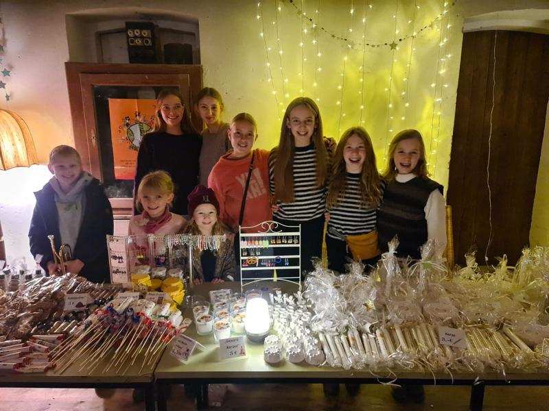 Bielefeld: Eine Gruppe Kinder steht hinter einem Verkaufsstand (Quelle: privat) Bielefeld: Eine Gruppe Kinder steht hinter einem Verkaufsstand (Quelle: privat)