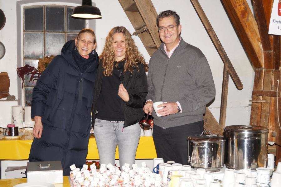Zwei Frauen und ein Mann hinter einem Verkaufstisch (Quelle: privat) Zwei Frauen und ein Mann hinter einem Verkaufstisch (Quelle: privat)