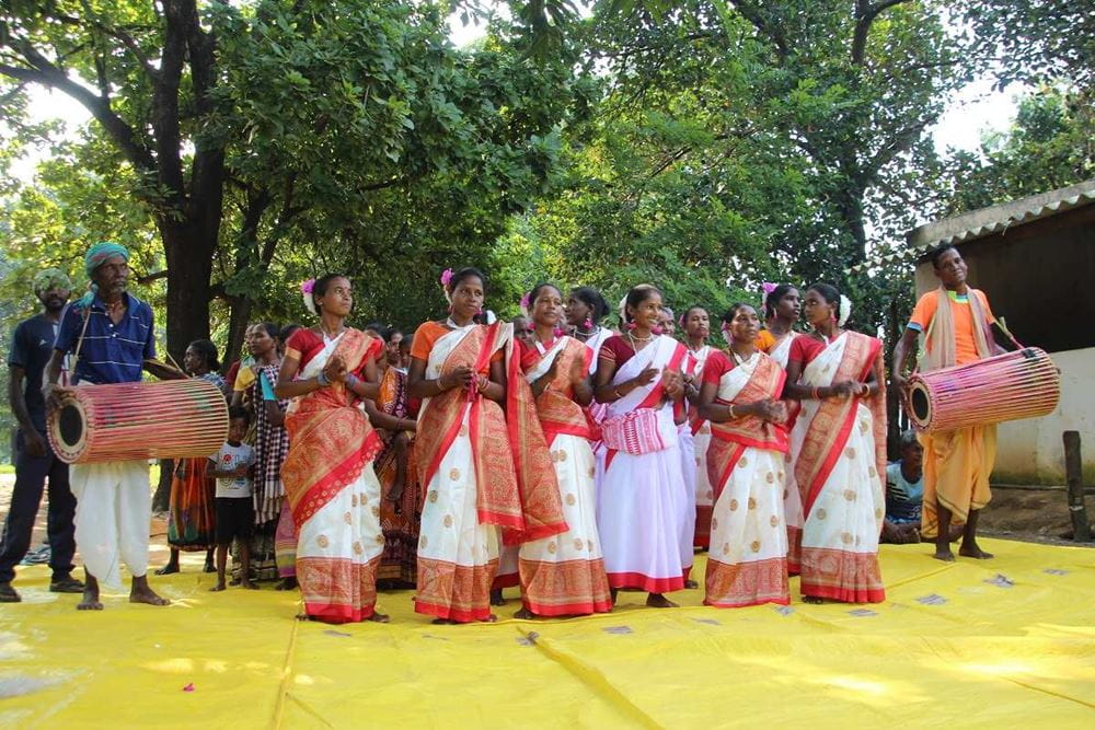 Frauen in rot weißen Saris tanzen (Quelle: privat)