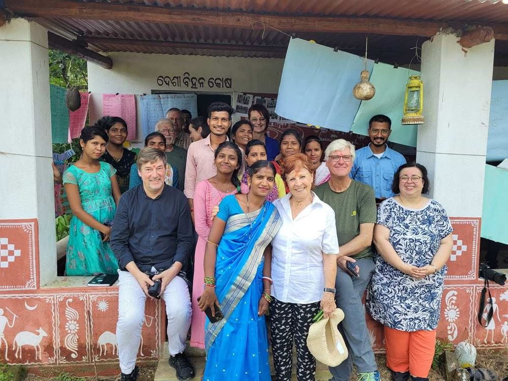 Eine Gruppe aus Deurschland steht mit einigen Inderinnen und Indern vor einem Haus (Quelle: privat)