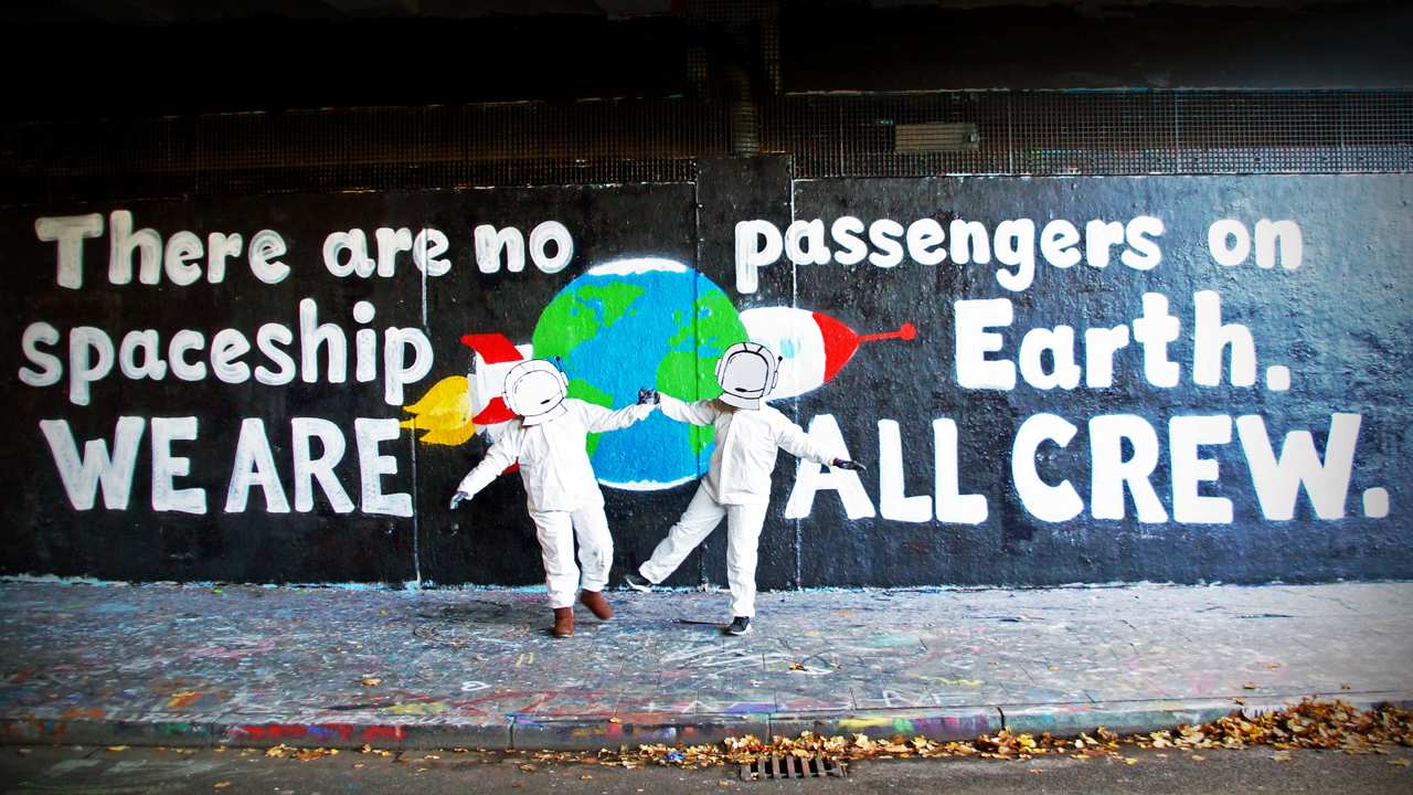 "There are no passengers on spaceship Earth. We are all crew" - dieses Zitat haben junge Klimaaktivist*innen aus Deutschland für einen Film an eine Wand gesprayed. Foto: Kindernothilfe