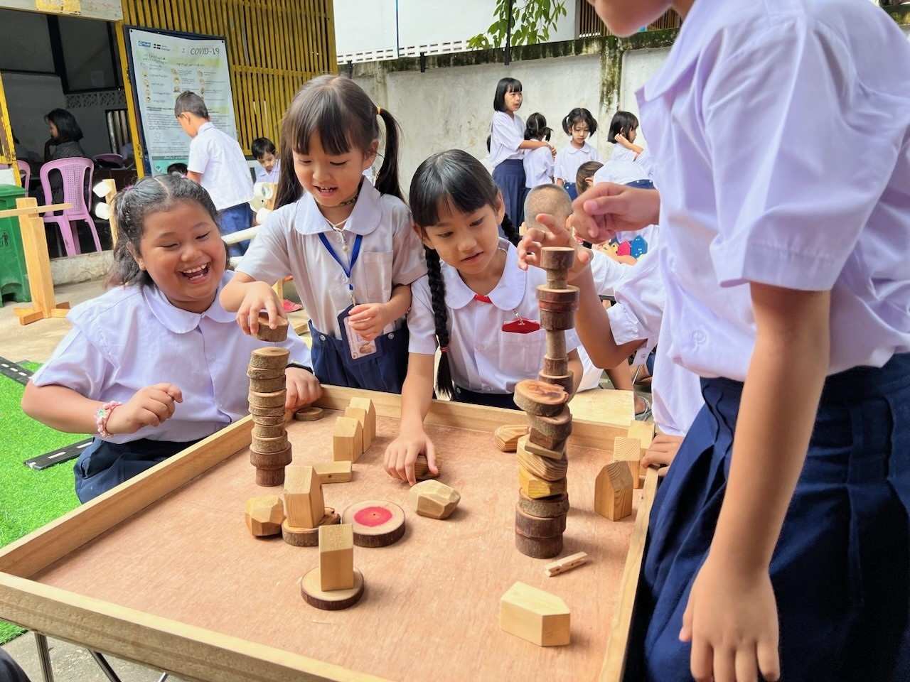 4 Mädchen bauen Türme aus Holzklötzchen (Quelle: Kindernothilfepartner)