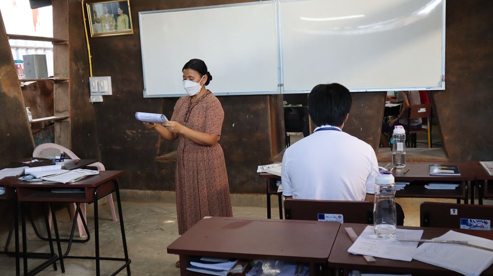 Eine Lehrerin steht vor einer weißen Tafel, in Schüler sitzt vor ihr (Quelle: Alicia Mankel)