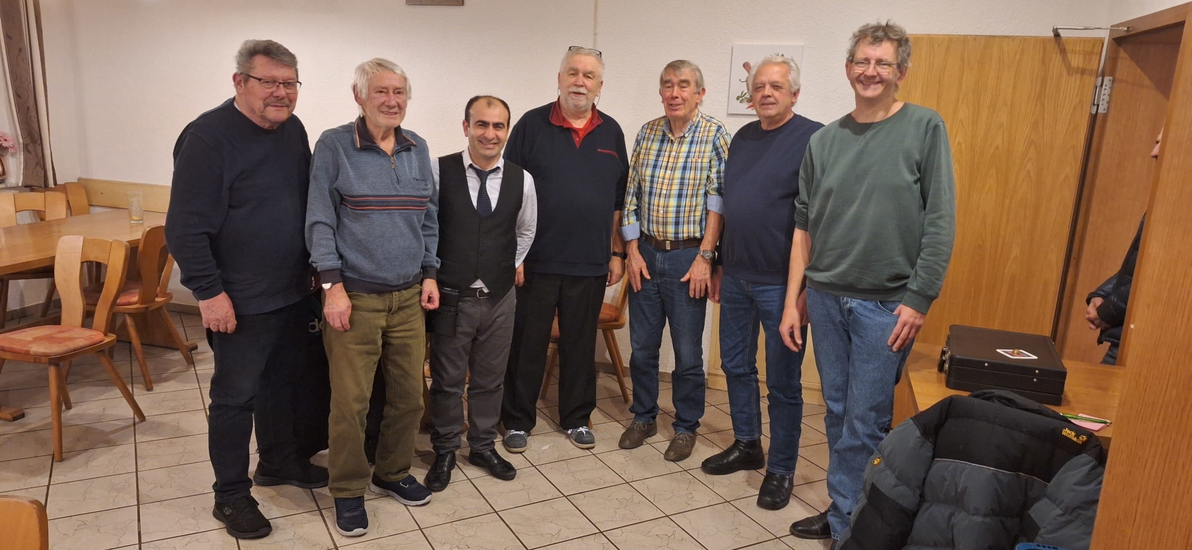 Sieben Männer stehen nebeneinander (Quelle: privat)