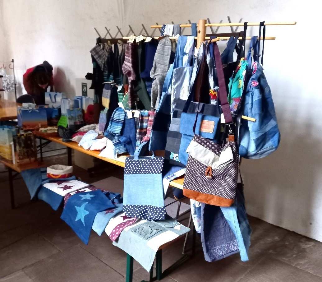 Verkaufsstand - an einer Stange hängen Taschen aus alten Hemden und Jeans (Quelle: privat) Verkaufsstand - an einer Stange hängen Taschen aus alten Hemden und Jeans (Quelle: privat)