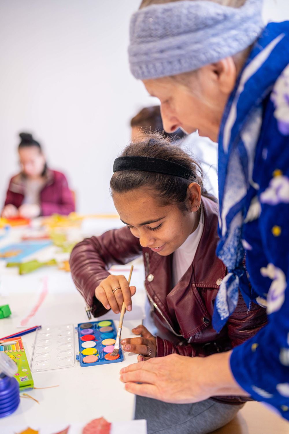 Oma Vira bastelt gemeinsam mit Kindern in der Casa Juda Weihnachtsschmuck (Quelle: Jakob Studnar / Kindernothilfe) Oma Vira bastelt gemeinsam mit Kindern in der Casa Juda Weihnachtsschmuck (Quelle: Jakob Studnar / Kindernothilfe)