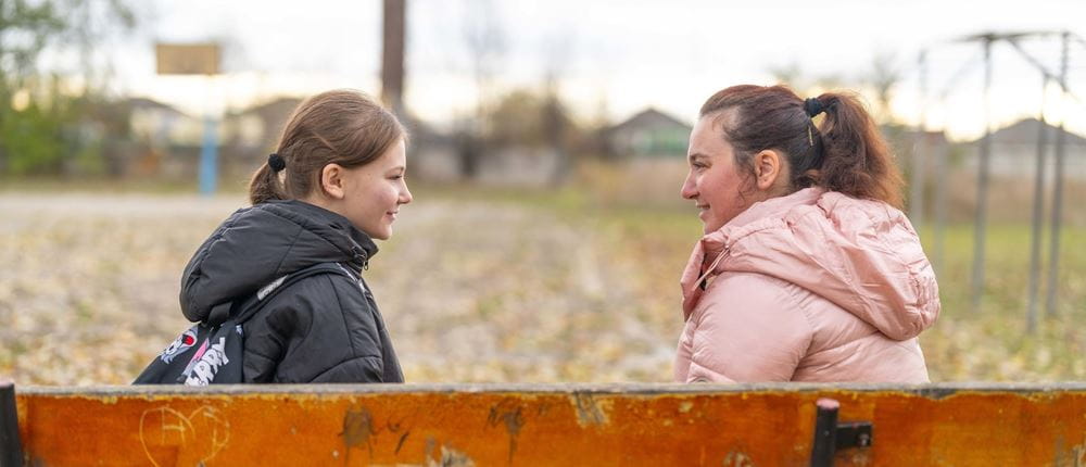 Mutter und Tochter sitzen sich auf einer Bank gegenüber Lehrerin Elena (36) und Tochter Mascha (11) flohen nach Moldau, weil Schule im Bunker keine Option mehr war (Quelle: Jakob Studnar/Kindernothilfe) Mutter und Tochter sitzen sich auf einer Bank gegenüber Lehrerin Elena (36) und Tochter Mascha (11) flohen nach Moldau, weil Schule im Bunker keine Option mehr war (Quelle: Jakob Studnar/Kindernothilfe)
