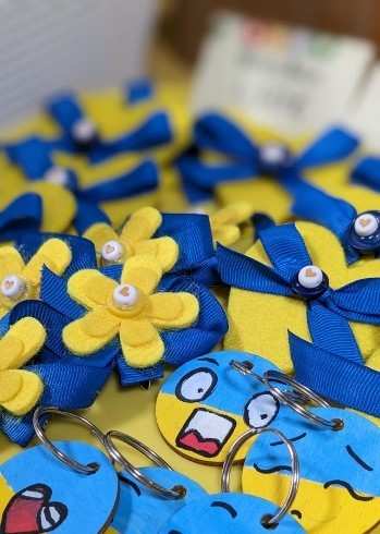 Schlüsselanhänger in Blau und Gelb (Quelle: privat) Schlüsselanhänger in Blau und Gelb (Quelle: privat)