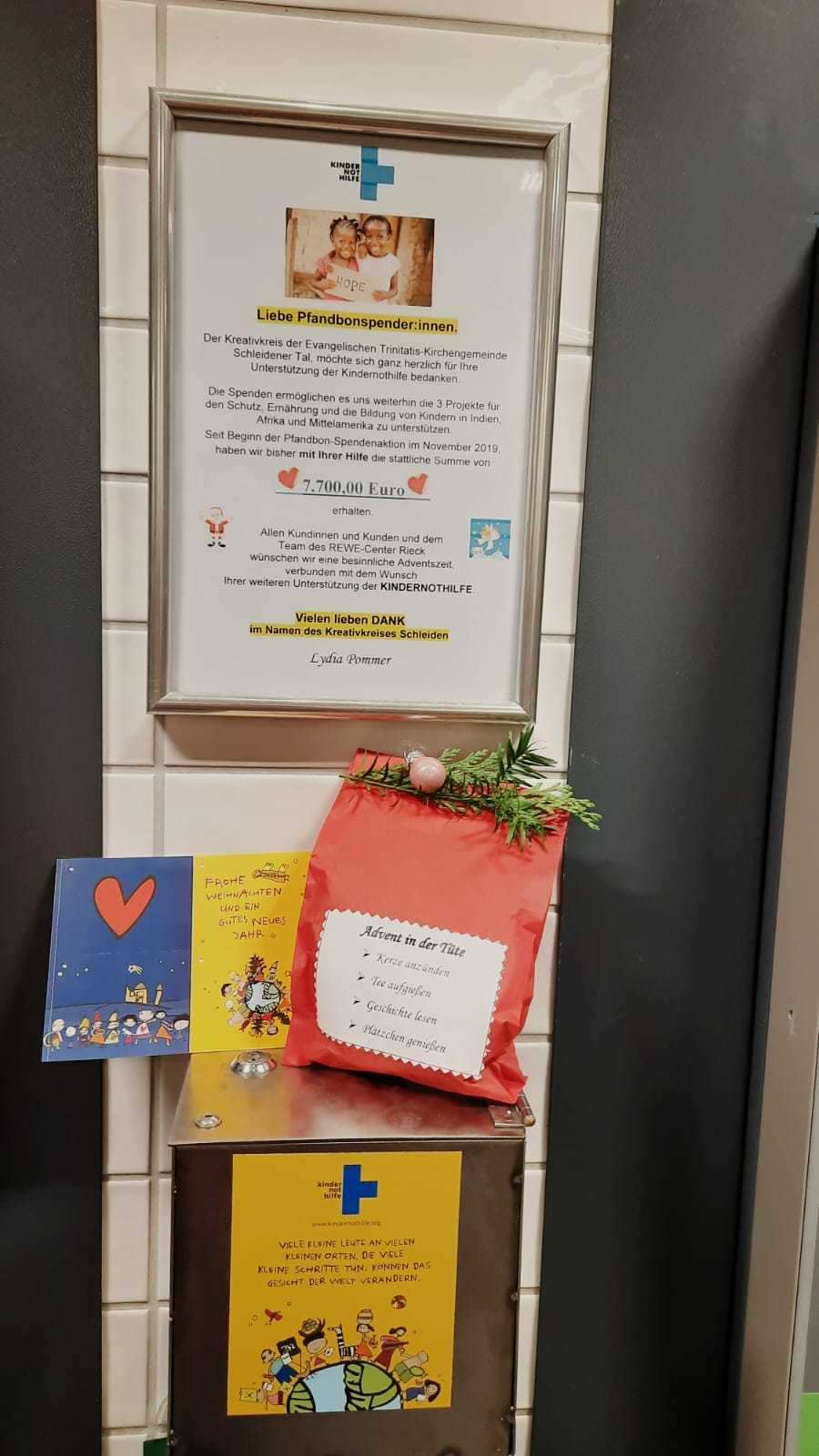 Eine Pinnwand mit einem Dankbrief, einer Kindernothilfe-Weihnachtskarte, einem Aufkleber und einer Tüte (Quelle: privat)