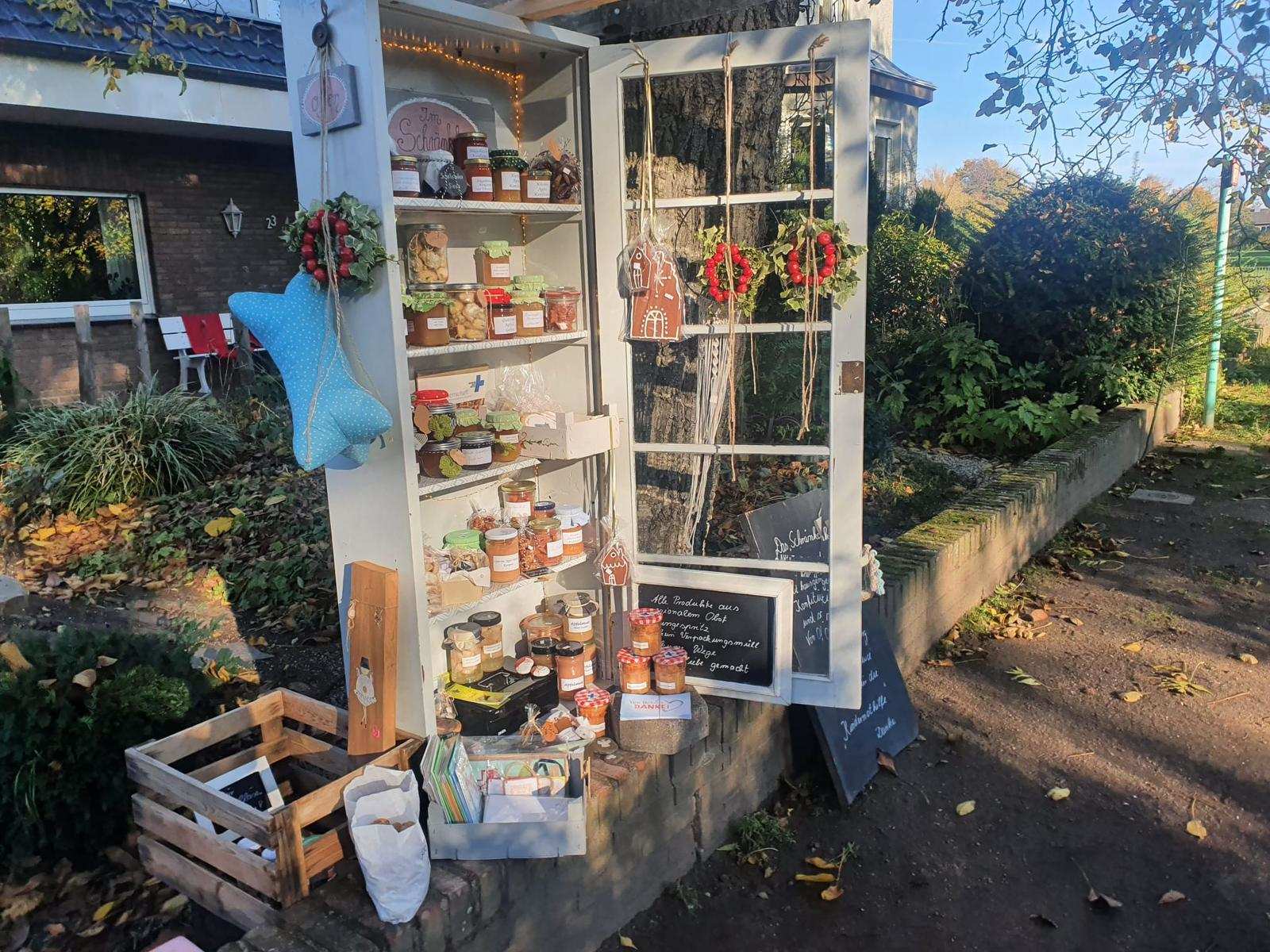 Ein weißer Schrank mit mehreren Regalbrettern voller Gläser (Quelle: privat) Ein weißer Schrank mit mehreren Regalbrettern voller Gläser (Quelle: privat)