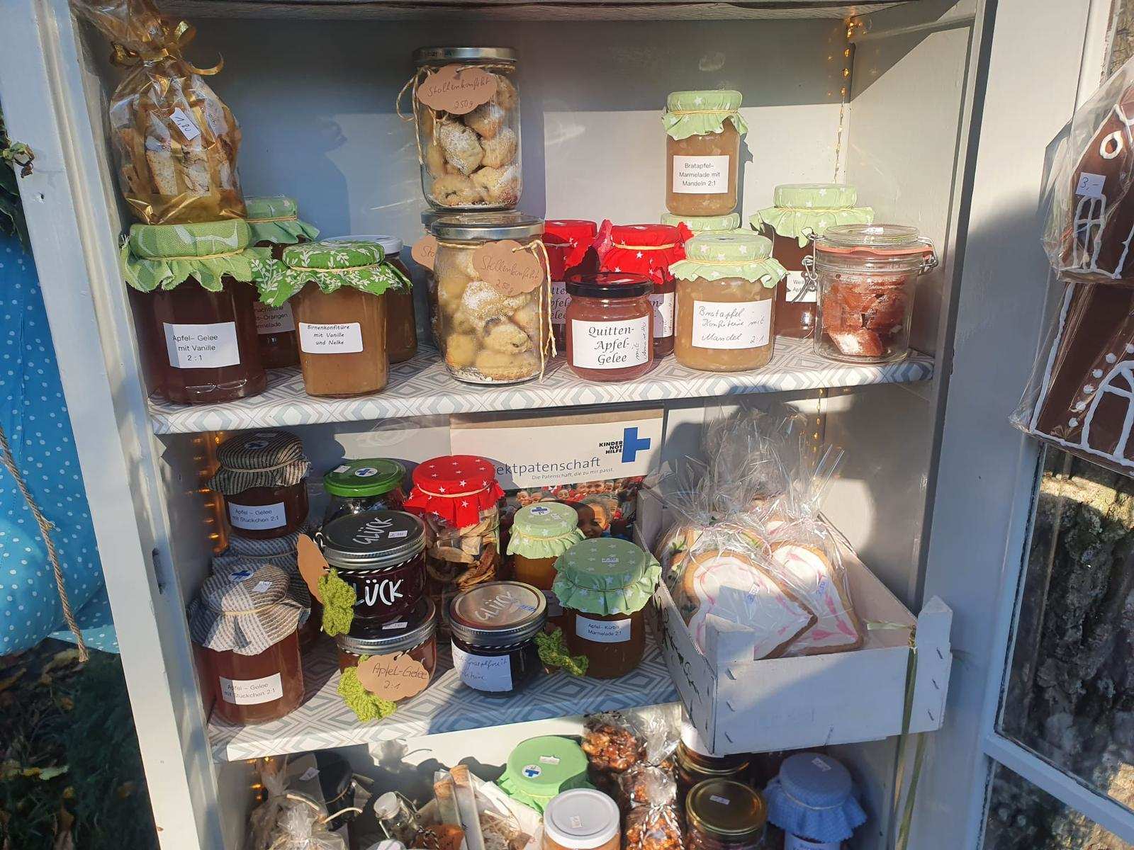 Regalbretter in einem weißen Schrank voller Gläser mit Marmelade und eingemachten Früchten (Quelle: privat)