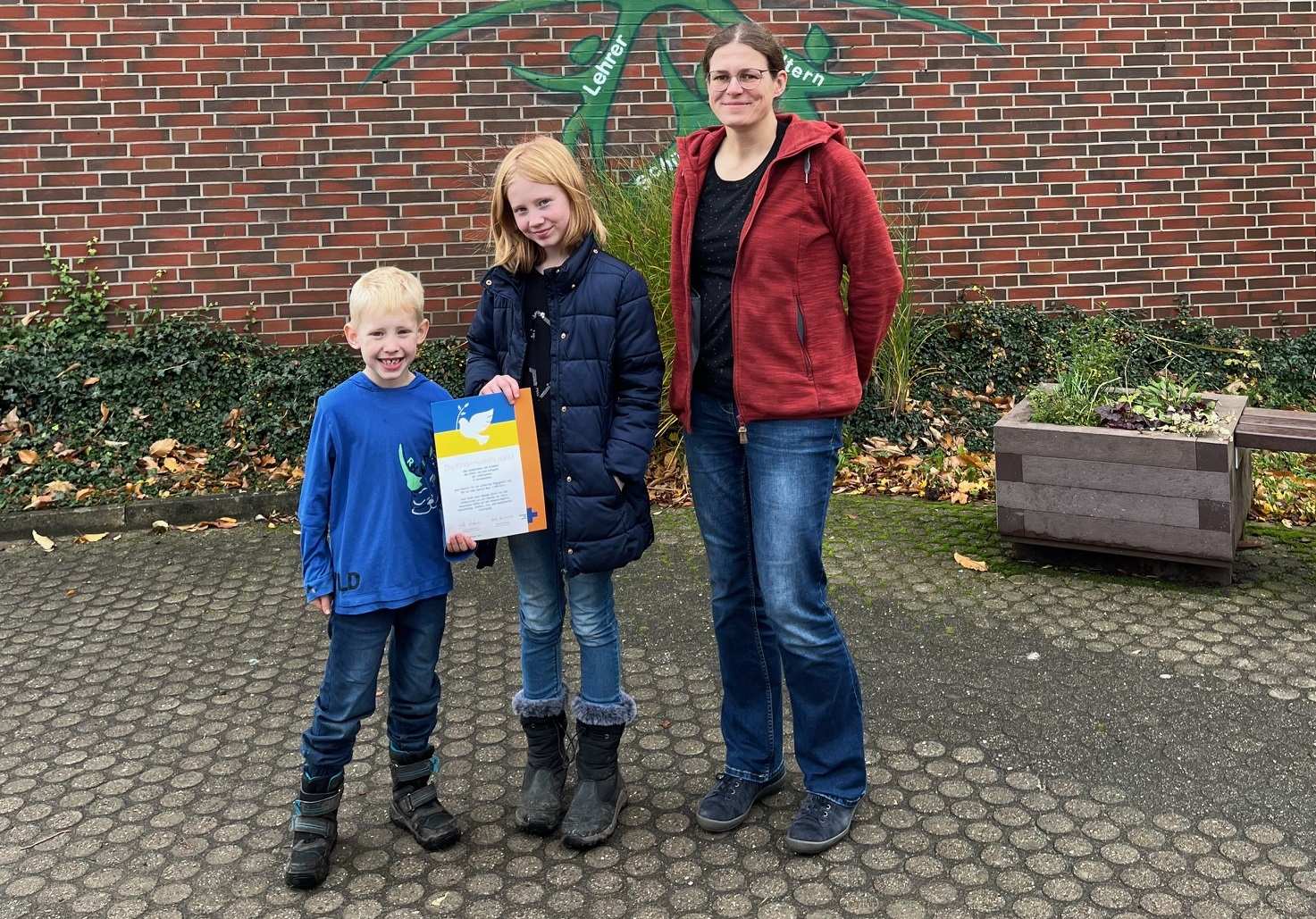 Zwei Kinder mit einer Lehrerin (Quelle: privat) Zwei Kinder mit einer Lehrerin (Quelle: privat)