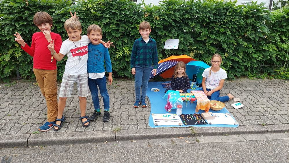 6 Kinder präsentieren ihren kleinen Flohmarkt auf dem Bürgersteig (Quelle: privat)