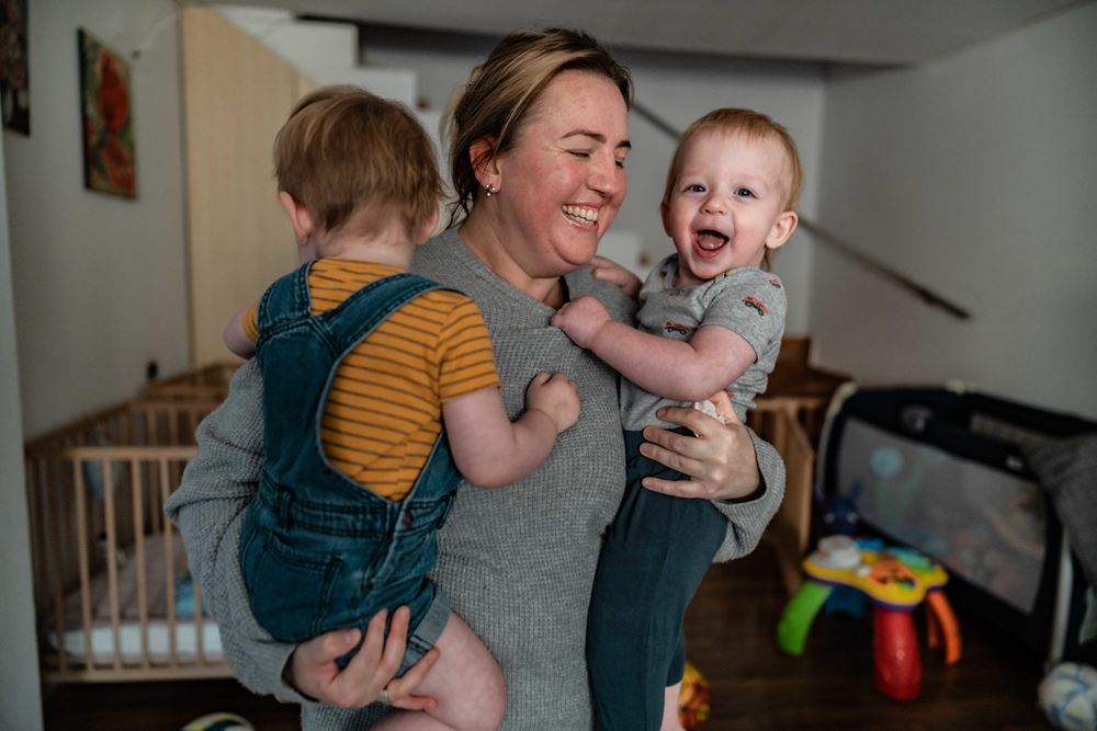 Mutter mit Zwillingen auf dem Arm (Foto: Jakob Studnar / Kindernothilfe)
