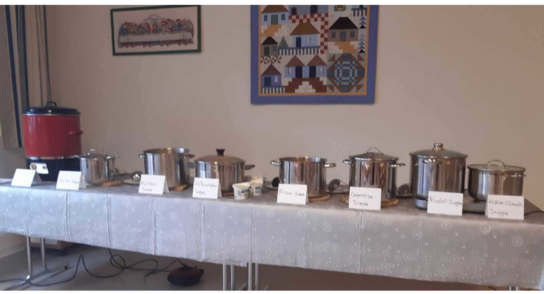 Ein Tisch mit 8 Suppentöpfen (Quelle: privat) Ein Tisch mit mehreren Suppentöpfen (Quelle: privat)