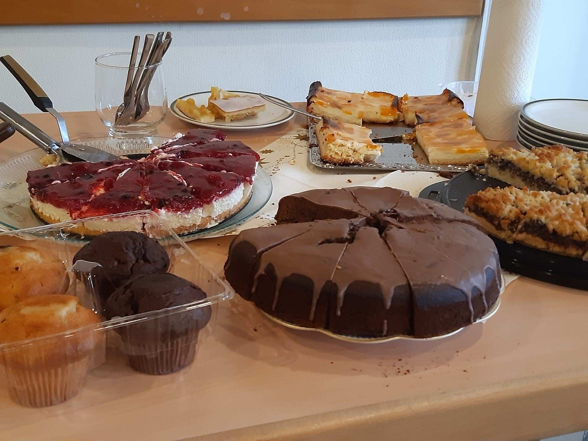 Ein Tisch mit Torten und Kuchen (Quelle: privat)