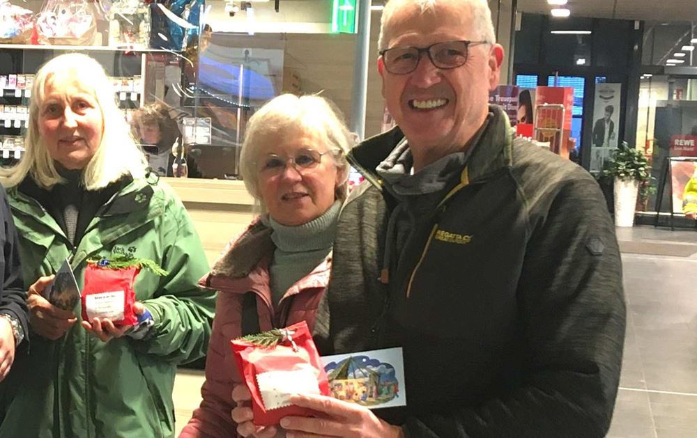 Zwei Frauen und ein Mann mit roten Adventstüten in der Hand (Quelle privat) Zwei Frauen und ein Mann mit roten Adventstüten in der Hand (Quelle privat)