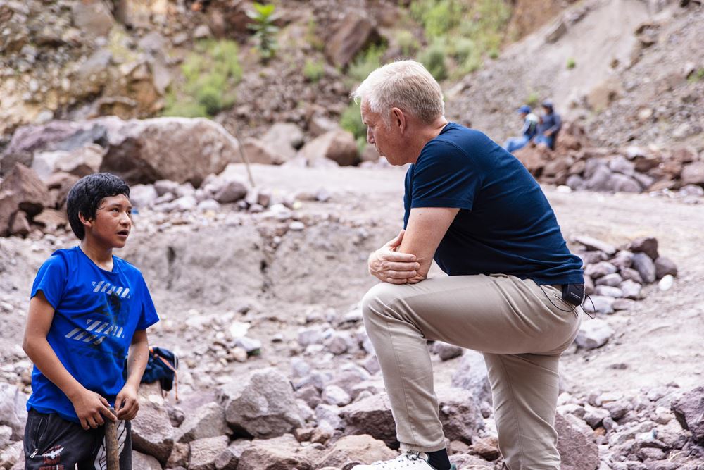 Johannes B. Kerner spricht mit einem kleinen Jungen im Steinbruch (Quelle: Martin Bondzio)