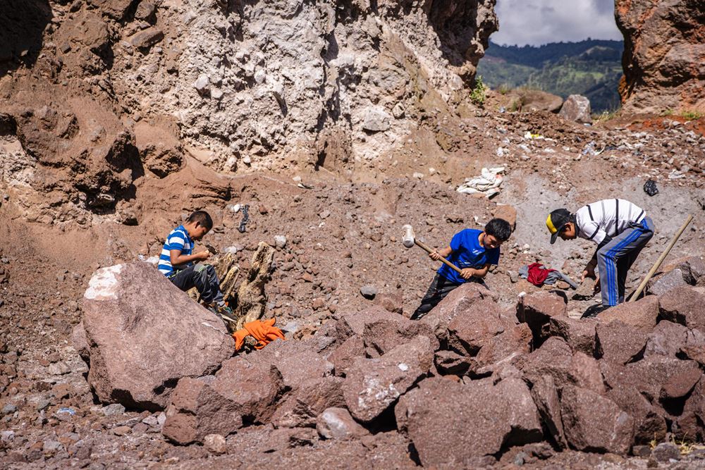 Drei Jungen bearbeiten Steine in einem Steinbruch (Quelle: Martin Bondzio)