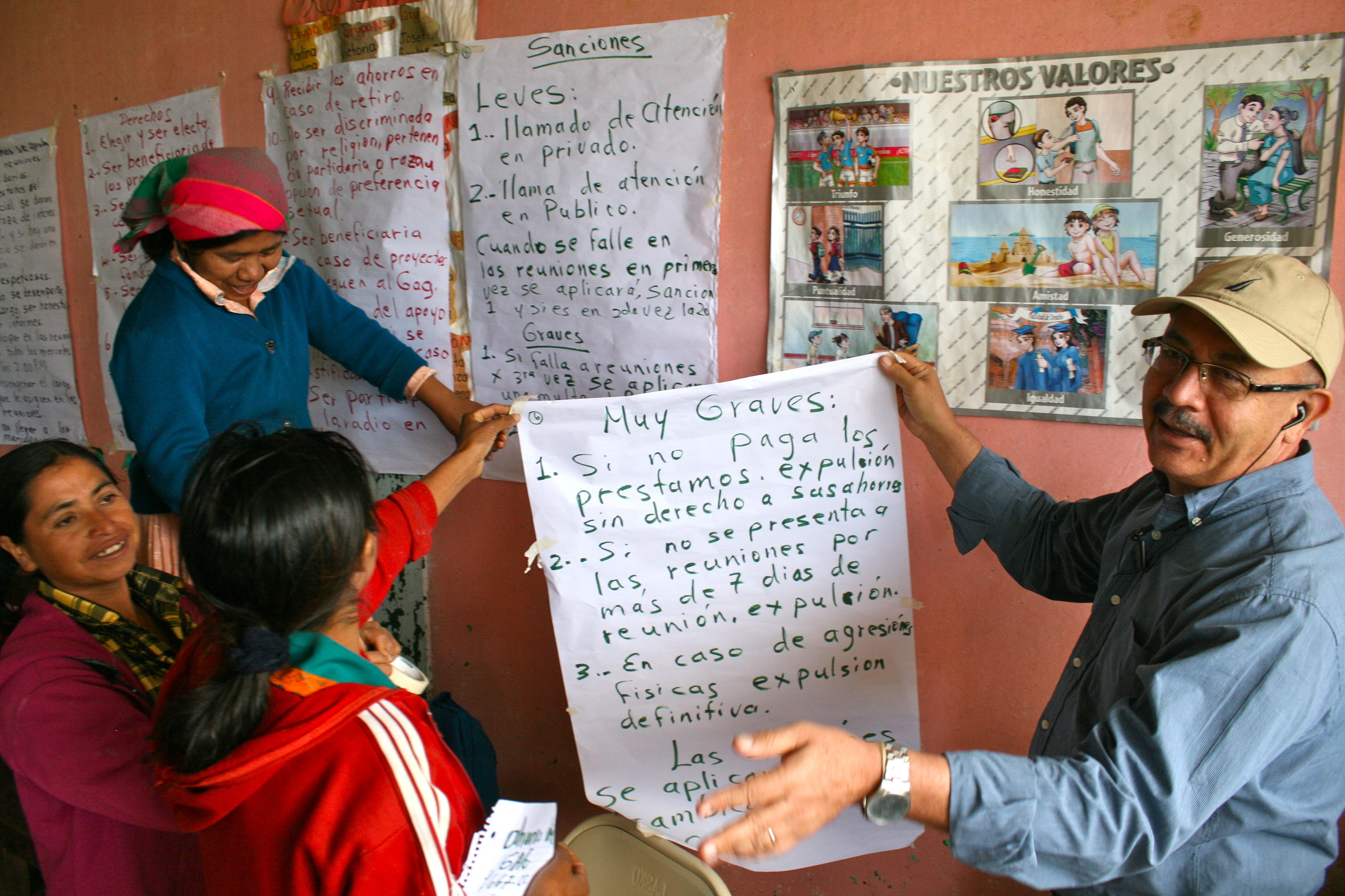 Ein Mann hält ein handgeschriebenes Plakat hoch, neben ihm zwei Kinder und eine Frau (Quelle: Jürgen Schübelin) Ein Mann hält ein handgeschriebenes Plakat hoch, neben ihm zwei Kinder und eine Frau (Quelle: Jürgen Schübelin)