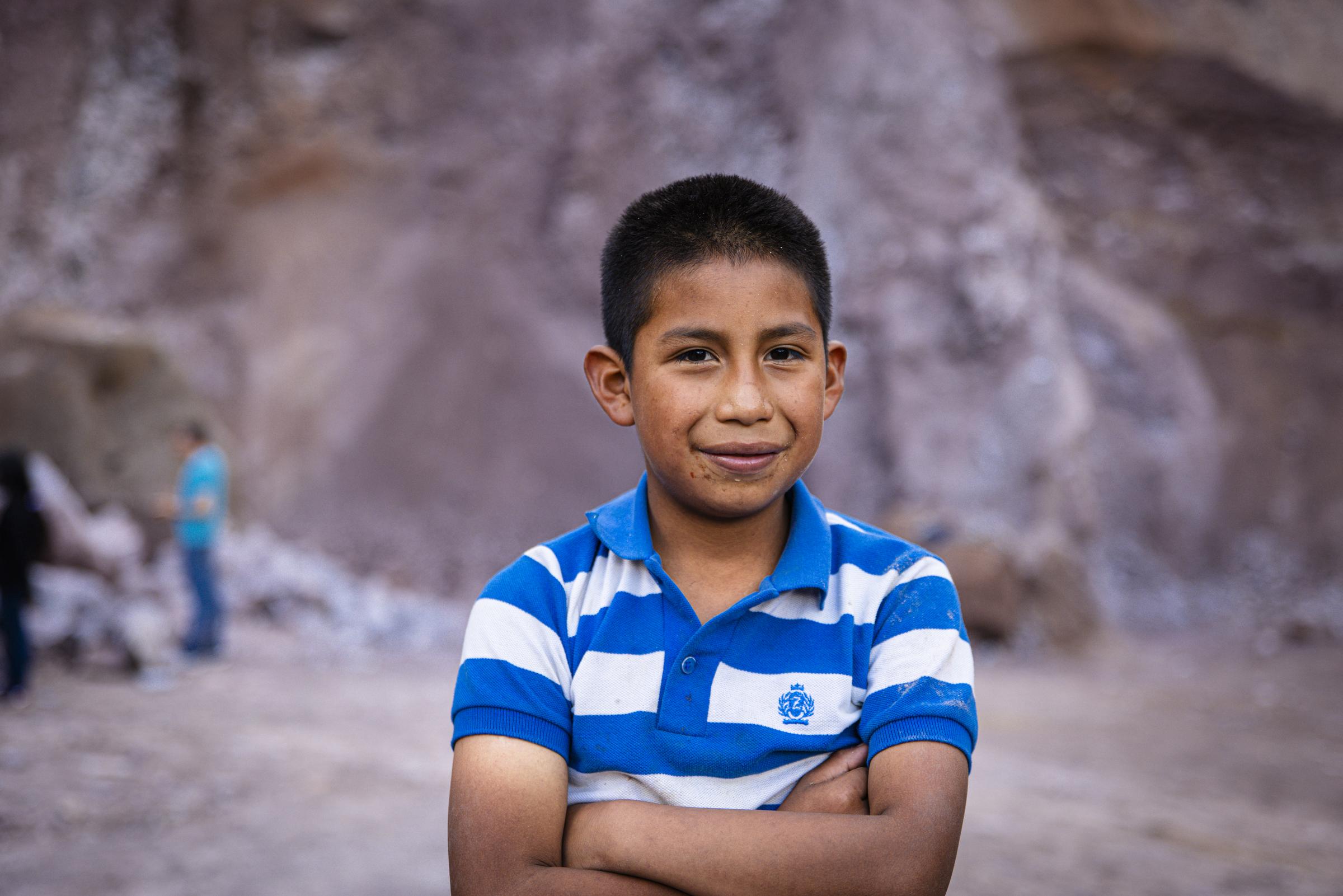 Ein Junge steht mit verschränkten Armen in einem Steinbruch in Guatemala und schaut in die Kamera (Quelle: Martin Bondzio) Ein Junge steht mit verschränkten Armen in einem Steinbruch in Guatemala und schaut in die Kamera (Quelle: Martin Bondzio)