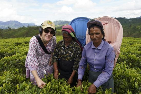Die Autorin der Reportage mit zwei Teepflückerinnen auf der Teeplantage (Quelle: Christian Nusch)