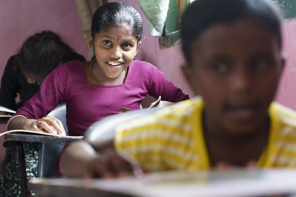 Sri Lanka: Ein Mädchen sitzt an einem Tisch und liest (Quelle: Christian Nusch) Sri Lanka: Ein Mädchen sitzt an einem Tisch und liest (Quelle: Christian Nusch)