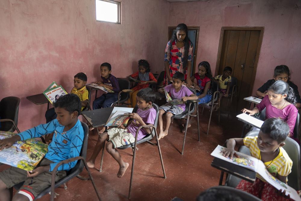 Sri Lanka: Kinder sitzen in einer Bücherei und lesen (Quelle; Christian Nusch)