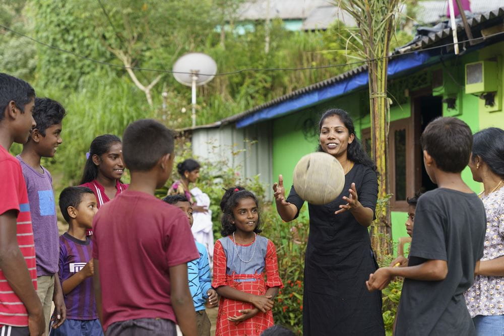 Eine Mitarbeiterin eines Kindernothilfepartners spielt mit Kindern Ball (Quelle: Christian Nusch) Eine Mitarbeiterin eines Kindernothilfepartners spielt mit Kindern Ball (Quelle: Christian Nusch)
