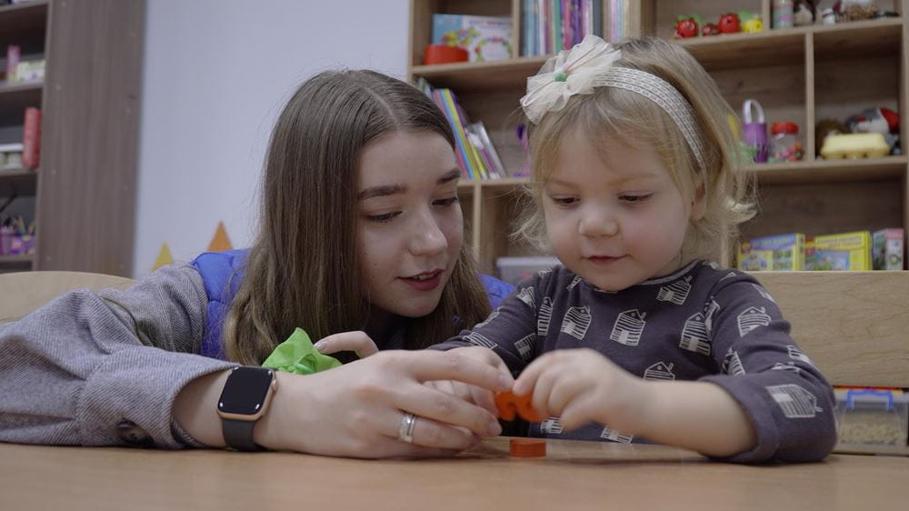 Gemeinsames Lernen im Kinderschutzzentrum in Kharkiv, Ukraine (Quelle: Kindernothilfepartner Myrne Nebo – Peaceful Heavens of Kharkiv) Gemeinsames Lernen im Kinderschutzzentrum in Kharkiv, Ukraine (Quelle: Kindernothilfepartner Myrne Nebo – Peaceful Heavens of Kharkiv)