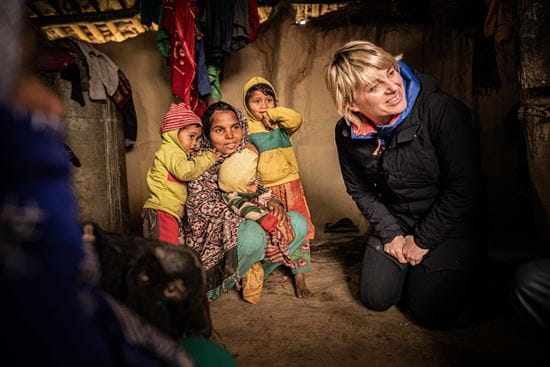 PROJEKT 31210 -  Besuch bei Familien in dem Muslimischen Dorf Muslim Tole.    Die Mutter Afrida Khatun (18j) erzählt  Sabine Heinrich am 24.01.24 in ihrem zuhause von ihrer Frühverheiratung. Mit 13 Jahren wurde sie mit einem jungen Mann aus dem Nachbardorf verheiratet, inzwischen ist sie eine Mutter von 3 Kindern (2 Söhne, 3j und 3 Mon. und eine 4j Tochter) während eines Projektbesuchs der Kindernothilfe gegen Kinderarbeit und Frühverheiratung in Nepal.

Foto : Jakob Studnar / Kindernothilfe
.