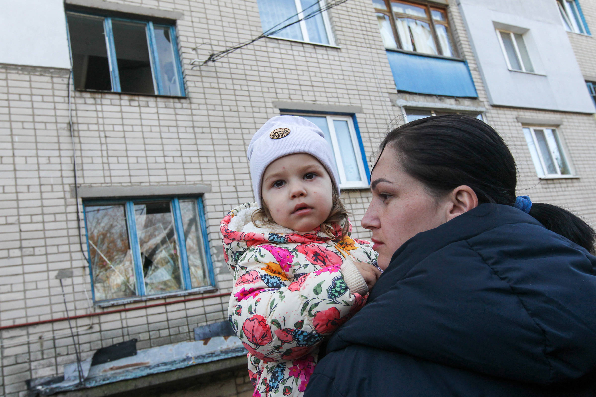 Ukrainische Mutter mit Kind (Quelle: IMAGO / ABACAPRESS / Ukrinform/ Myakshykov Mykola)