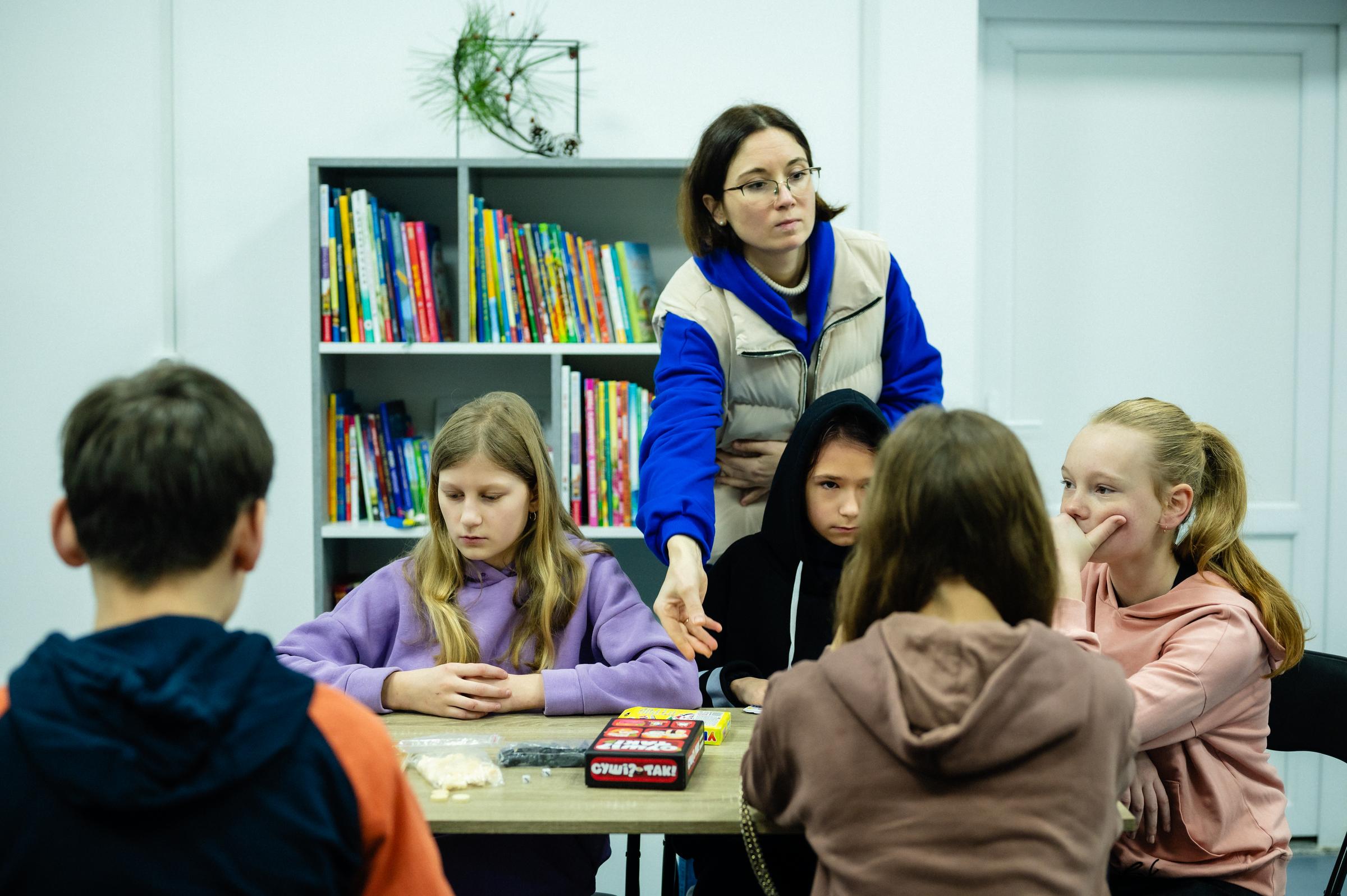 Kinder lernen mit Lehrpersonal in der Schule Kinder lernen mit Lehrpersonal in der Schule