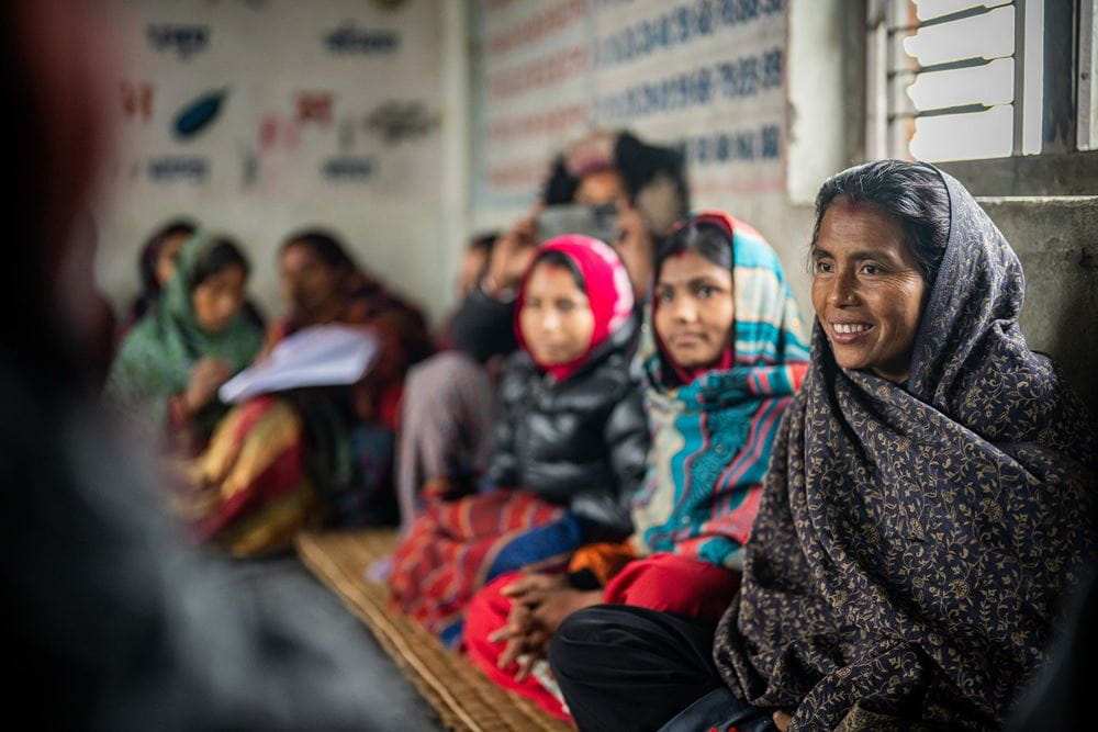 Eine Frauengruppe in Nepal sitzt auf dem Boden. (Quelle: Jakob Studnar) Platzhalterbild