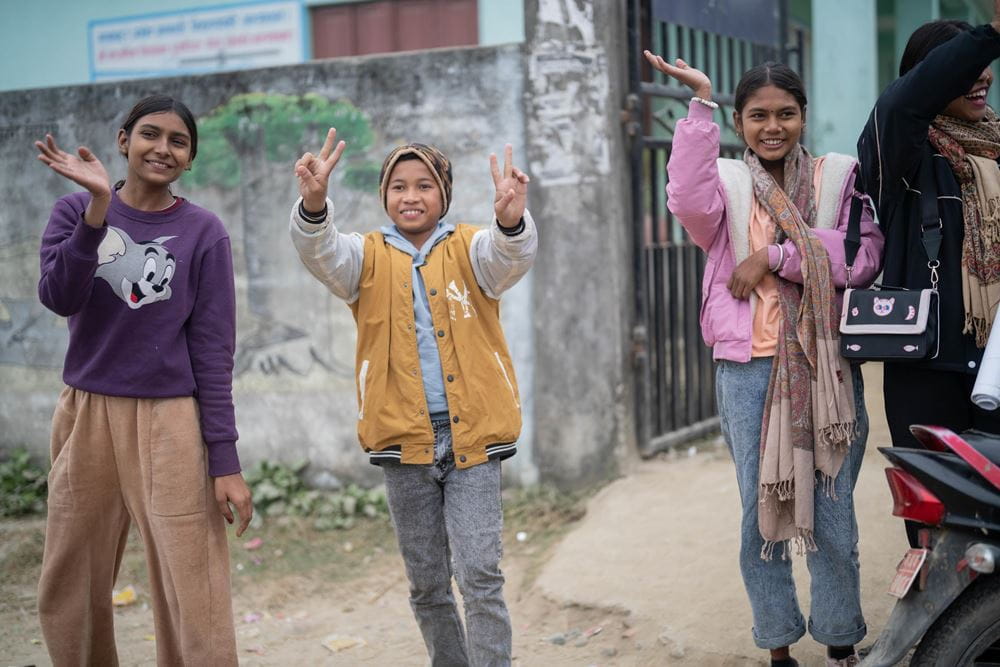 Jugendliche in Nepal winken. (Quelle: Jakob Studnar) Platzhalterbild