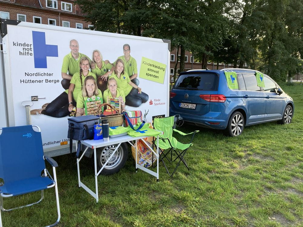 Ein Auto mit Anhänger, auf dem ein Plakat des Arbeitskreises klebt (Quelle: privat) Ein Auto mit Anhänger, auf dem ein Plakat des Arbeitskreises klebt (Quelle: privat)