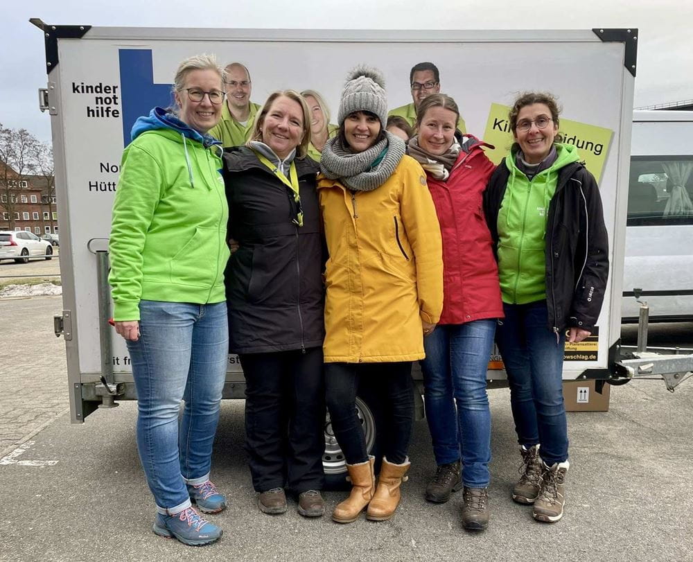5 Frauen des Arbeitskreises stehen vor ihrem Anhänger (Quelle: privat) 5 Frauen des Arbeitskreises stehen vor ihrem Anhänger (Quelle: privat)
