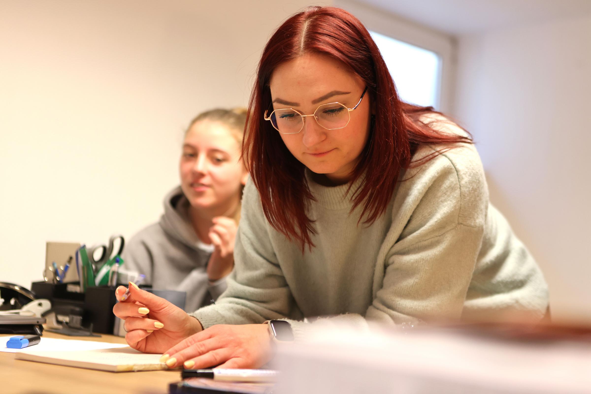 Gemeinsam schreiben die Teilnehmenden auf, welche Arten es von Gewalt geben kann (Foto: Katharina Draub) Gemeinsam schreiben die Teilnehmenden auf, welche Arten es von Gewalt geben kann (Foto: Katharina Draub)