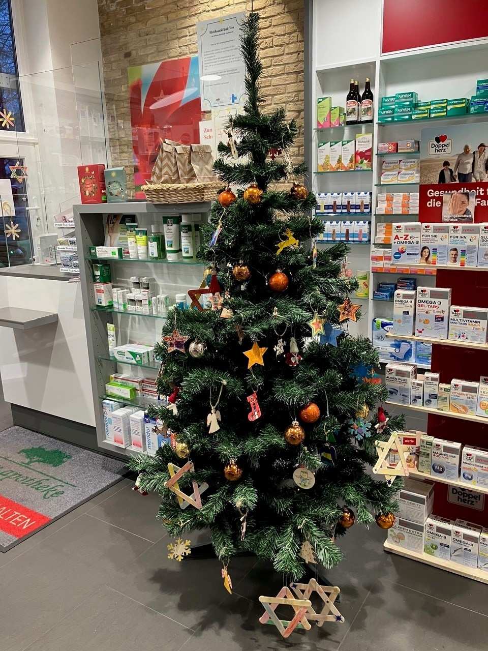 Ein geschmückter Weihnachtsbaum in einer Apotheke (Quelle: privat) Ein geschmückter Weihnachtsbaum in einer Apotheke (Quelle: privat)