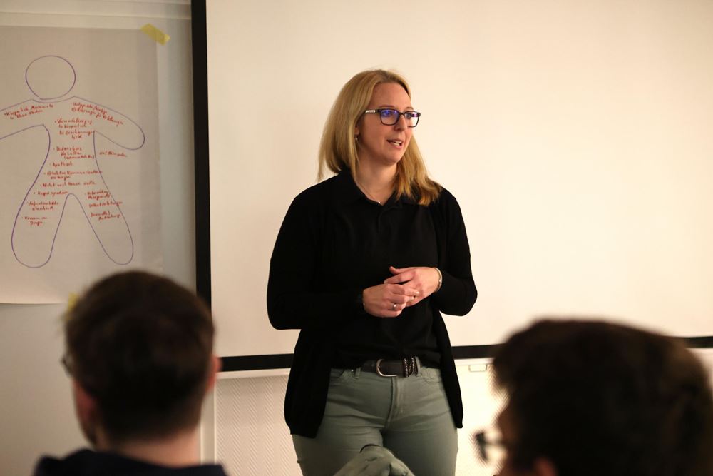 Trainerin Felicitas Weßelmann begleitet die Gruppe von Trainer:innen des VfL Bochum 1848 nun ein Jahr lang (Foto: Katharina Draub) Trainerin Felicitas Weßelmann begleitet die Gruppe von Trainer:innen des VfL Bochum 1848 nun ein Jahr lang (Foto: Katharina Draub)