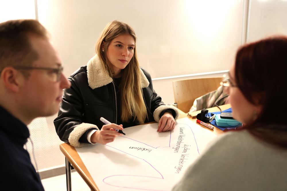 Ein Jahr lang arbeiten Trainer:innen aus verschiedenen Abteilungen zusammen, um ein Kinderschutzsystem für ihren Sportverein zu entwickeln (Foto: Katharina Draub) Ein Jahr lang arbeiten Trainer:innen aus verschiedenen Abteilungen zusammen, um ein Kinderschutzsystem für ihren Sportverein zu entwickeln (Foto: Katharina Draub)